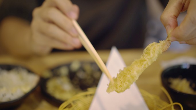 在日本餐厅吃天妇罗虾