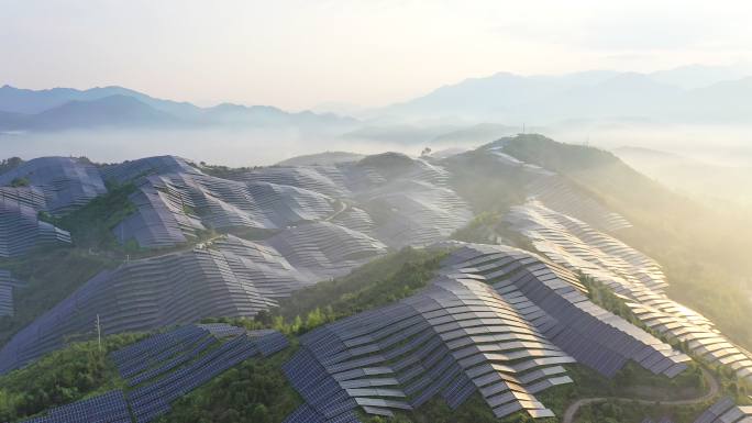 晨光中山顶上壮丽的太阳能发电厂