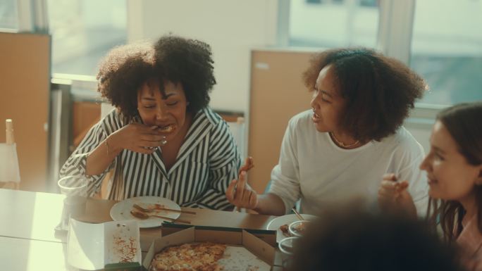 一起吃晚饭吃披萨姐妹聚会