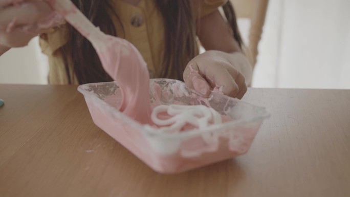 胶状粉红色粘液，小女孩自制粘液玩具，感官艺术和工艺，有趣的家庭学校化学项目
