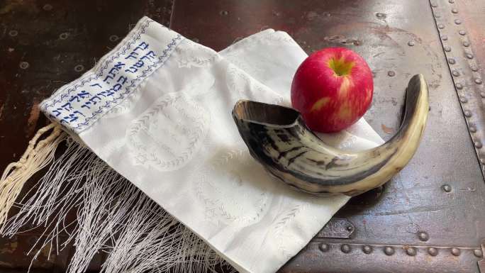 Shofar、犹太祈祷披肩（TALIT）和苹果。赎罪日，Rosh Hashanah