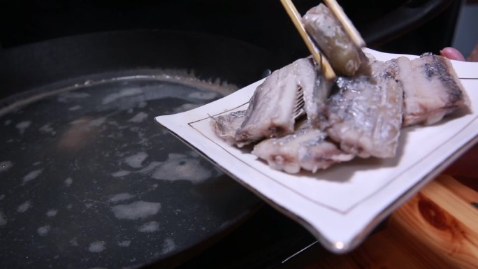 【镜头合集】带鱼出锅装盘  (2)