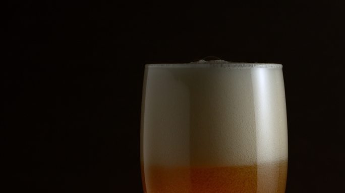 啤酒倒入玻璃杯的特写镜头