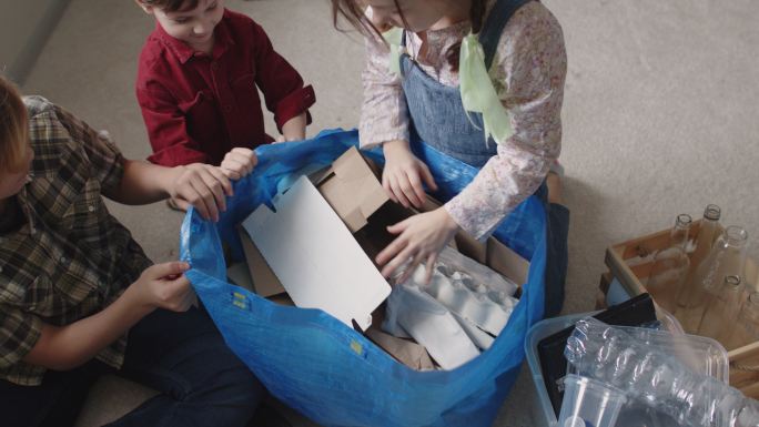 家庭垃圾分类回收废品赚零花钱卖废品