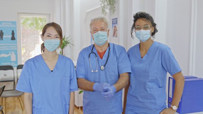新冠肺炎疫苗接种中心戴防护口罩的医护人员肖像