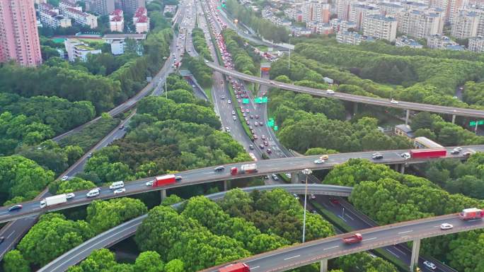 4K 上海疫情复工莘庄立交桥上的运输车