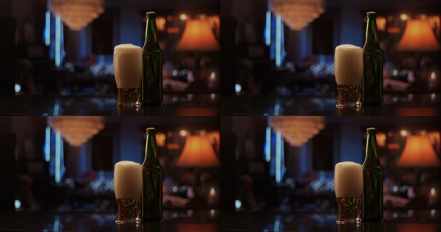 一座有酒吧的豪宅里昏暗的起居室，里面有一瓶啤酒和一个玻璃杯