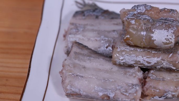 【镜头合集】带鱼出锅装盘  (1)