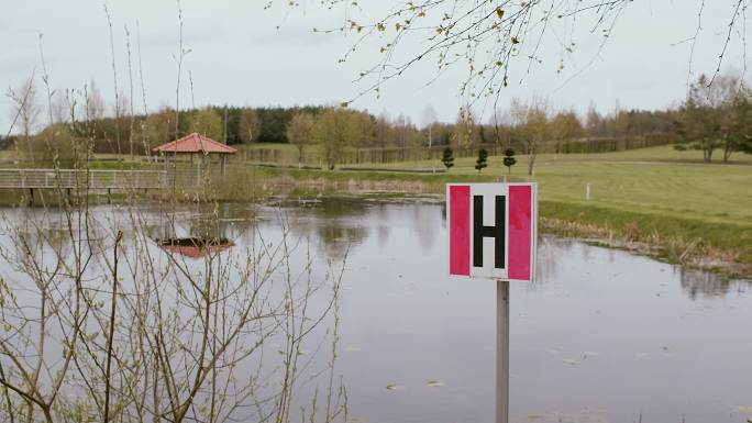 水池旁带壁龛的消防栓标志