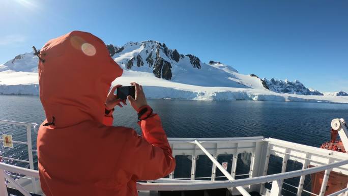 女性在南极船上拍照