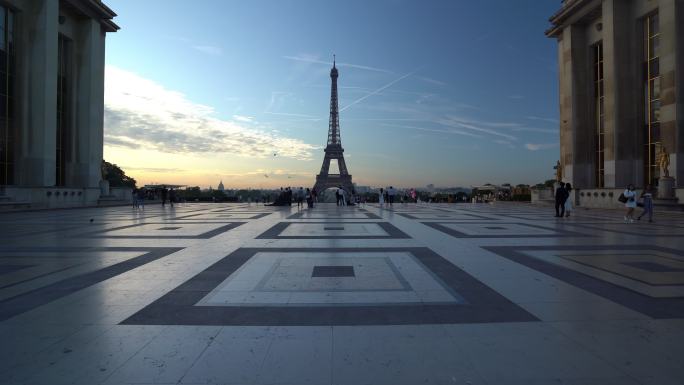 巴黎黎明时分的埃菲尔铁塔