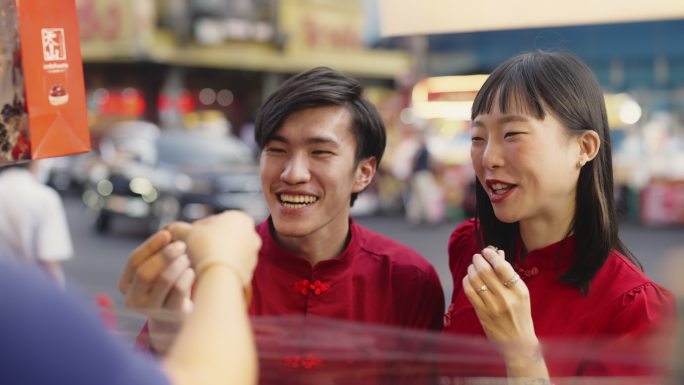 情侣游客在唐人街过春节。