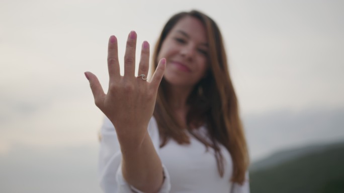 年轻女子展示订婚戒指