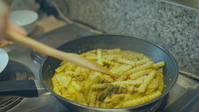 用猪肉烹饪泰国绿咖喱。