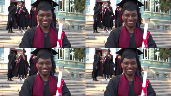 一位面带微笑的毕业生自豪地在大学台阶上展示他的证书