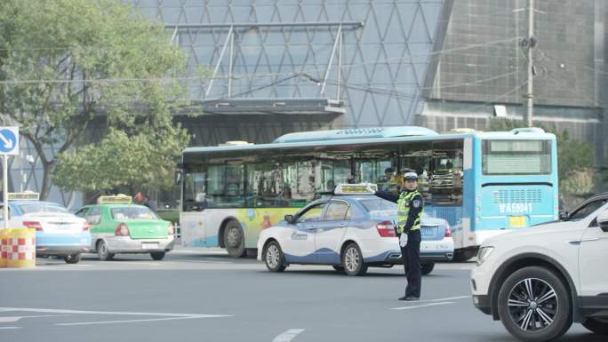 十字路口女交警指挥交通