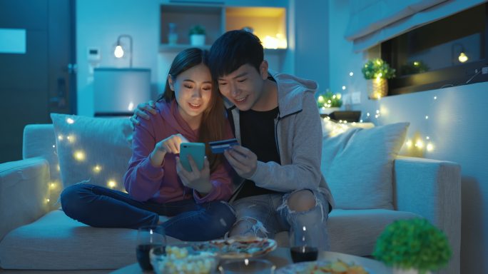 亚洲情侣网购情侣的家沙发客厅一对夫妻