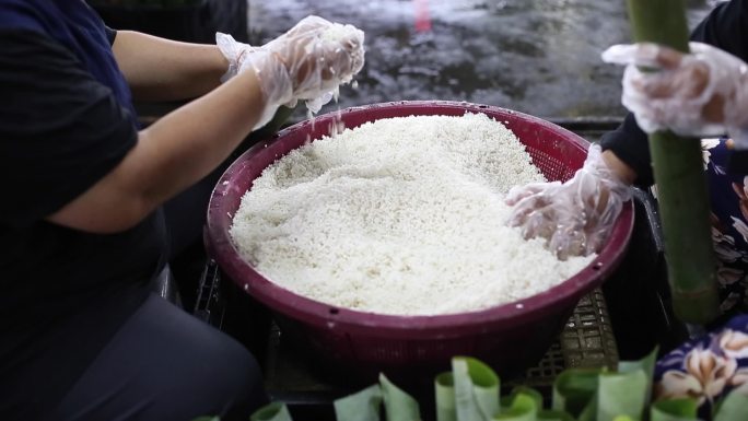 典型的亚洲食物——制作中的“乐芒”（竹叶香蕉蒸糯米）