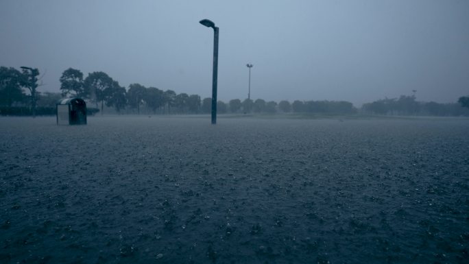 暴雨成河-慢镜头