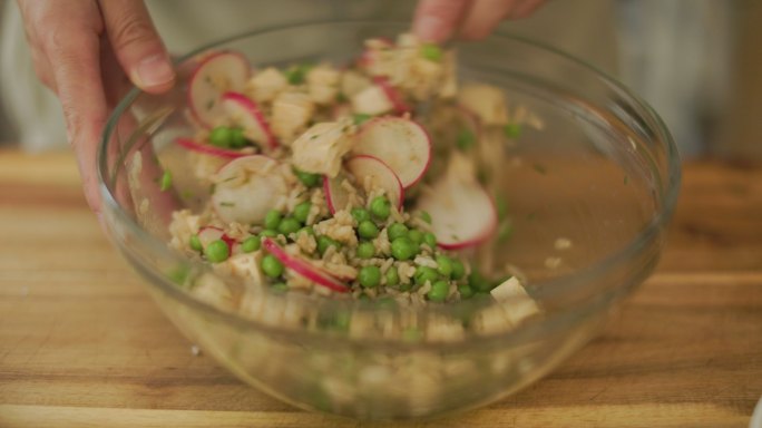 制作纯素豆腐、豌豆和糙米沙拉