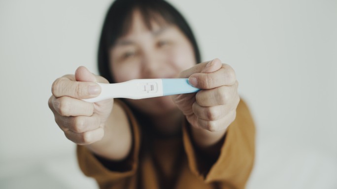 快乐女人怀孕测试呈阳性