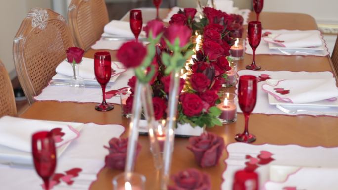 情人节主题的餐盘和餐巾纸架，心和玫瑰空荡荡的餐桌特写视频，疫情期间空荡荡的情人节餐桌慢镜头视频，餐桌