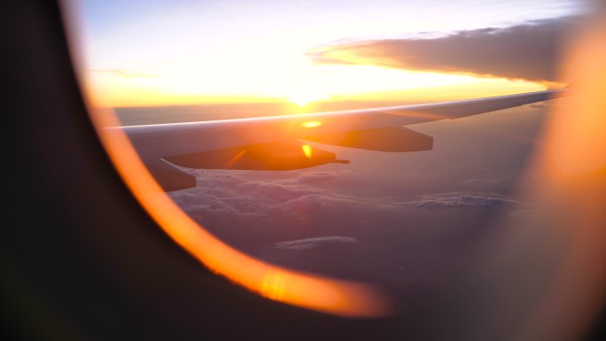 透过飞机窗口观看壮观的蘑菇云和日落
