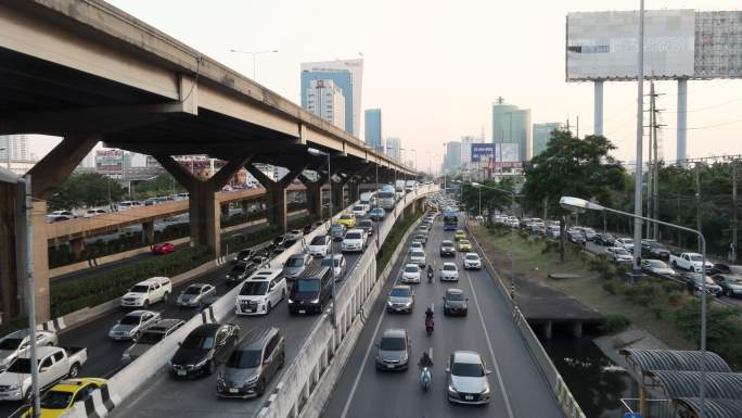 4K，交通运动在道路上缓慢移动