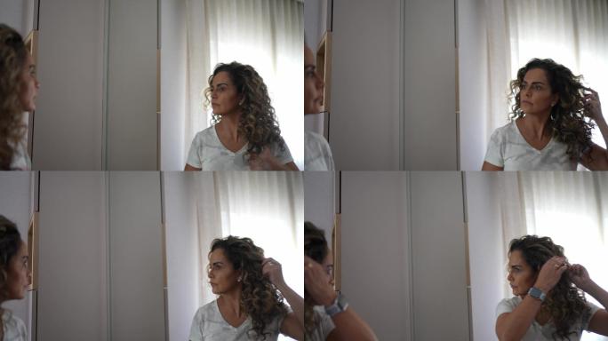 成熟的女人在家照镜子做发型