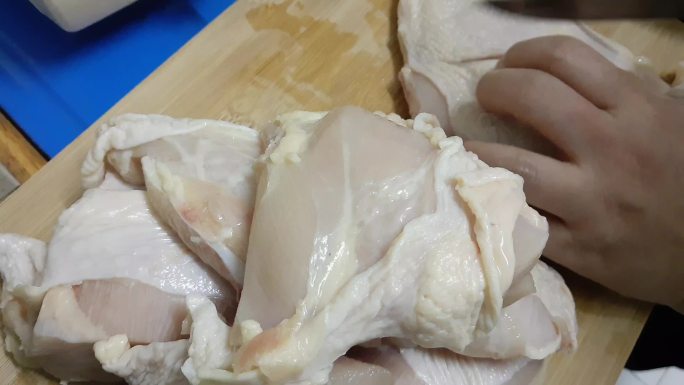手切生鸡胸镜头食材切肉做菜