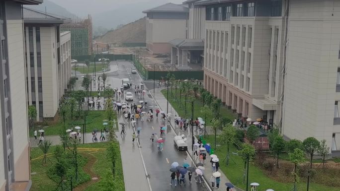 校园 雨天 成群  学生 打雨伞 教室