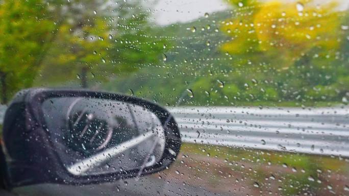 下雨天车窗水珠滑落