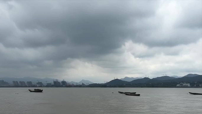 大雨前的钱塘江边