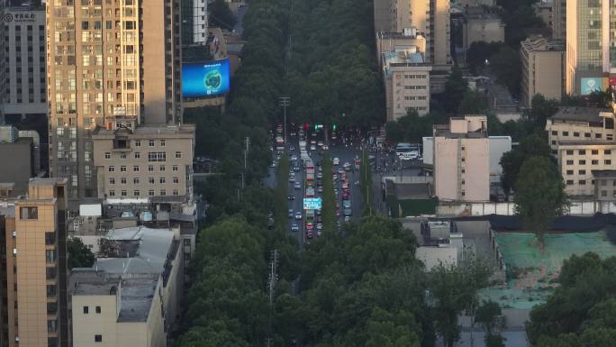 城市十字路口车流上下班高峰期城市车水马龙