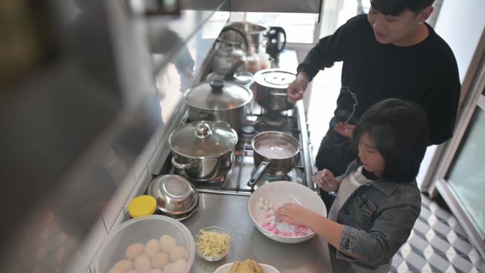 中国老大哥为春节团圆饭准备中餐“汤圆”汤圆