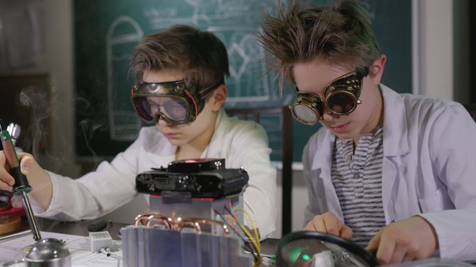 两个小发明家正在制造一个神秘的装置