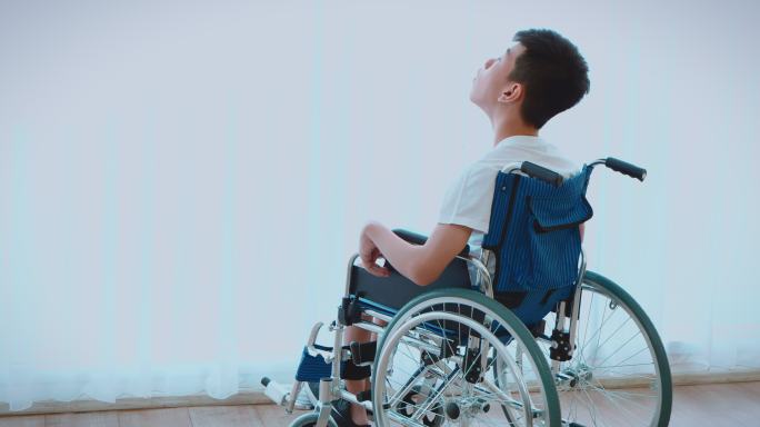 医院里的残疾男孩宣传片