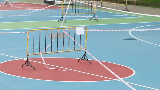 2019冠状病毒疾病期间，大学内禁止使用的篮球场空置