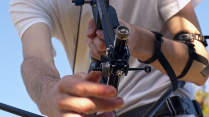 一名弓箭手安装装备的4k视频片段