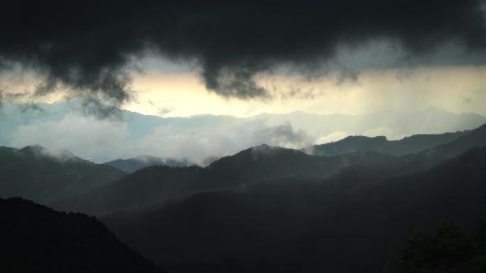 暴雨来临前的大好河山