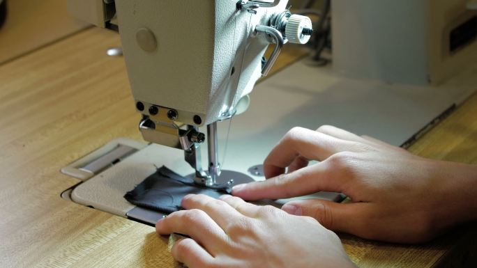 女裁缝缝纫衣服缝纫，打字库存视频