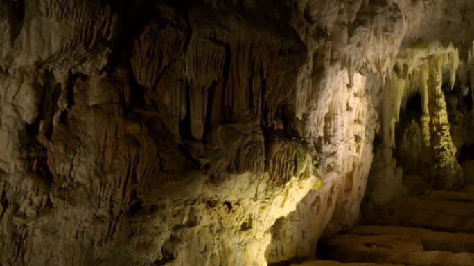 在地下。地下洞穴中钟乳石和石笋的美丽景色-塞尔维亚拉吉科洞穴