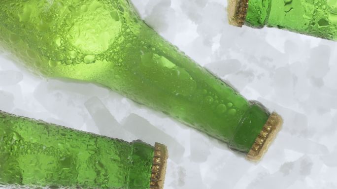 冰上有金色盖子的啤酒瓶的瓶颈