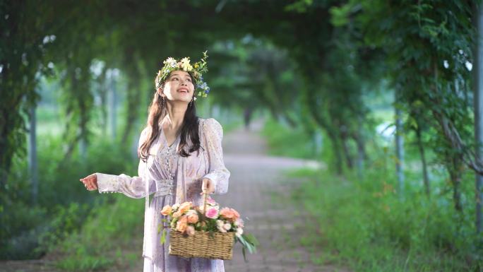 女孩提着花篮在花园