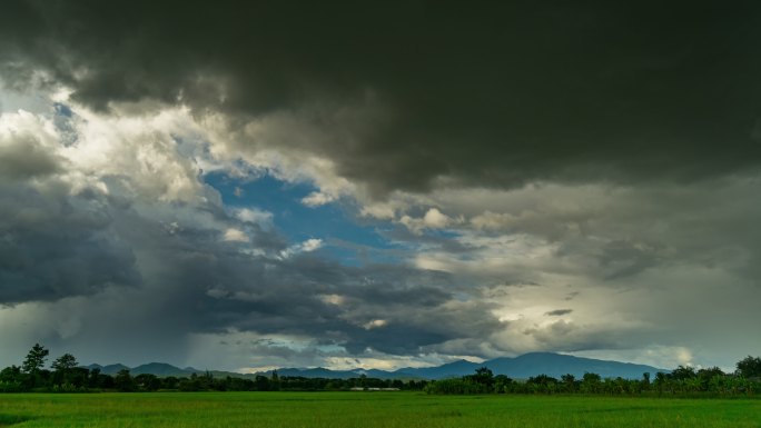 农田和风暴云移动时间流逝。