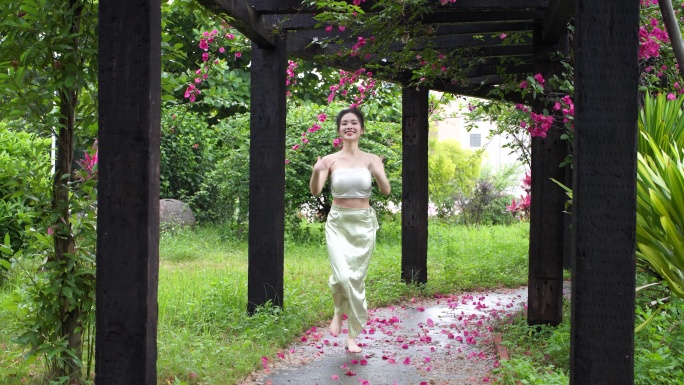 傣族少女在跳传统舞蹈