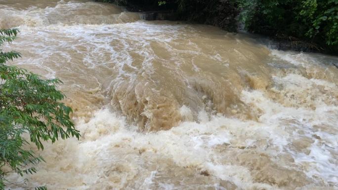 大暴雨导致山体滑坡农田毁坏房屋倒塌