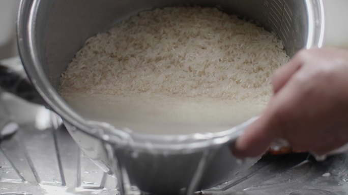 高级烹饪放米煮饭洗米淘米