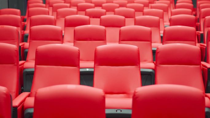 一排排红色座位的空电影院