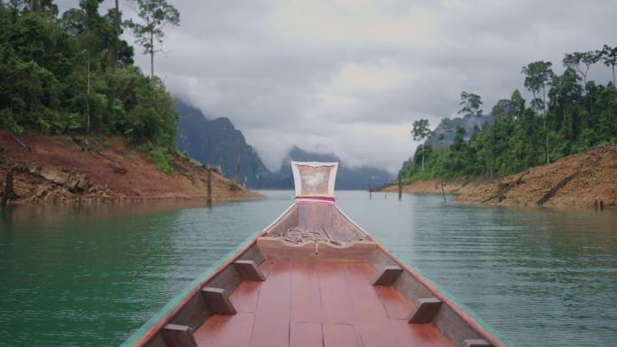 泰国考索风景保护区和湖上的船POV照片